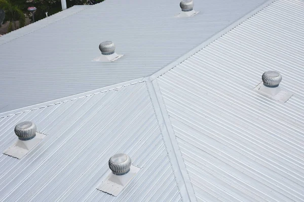 Krásná Šedá Kovová Střecha Komerční Výstavbě — Stock fotografie