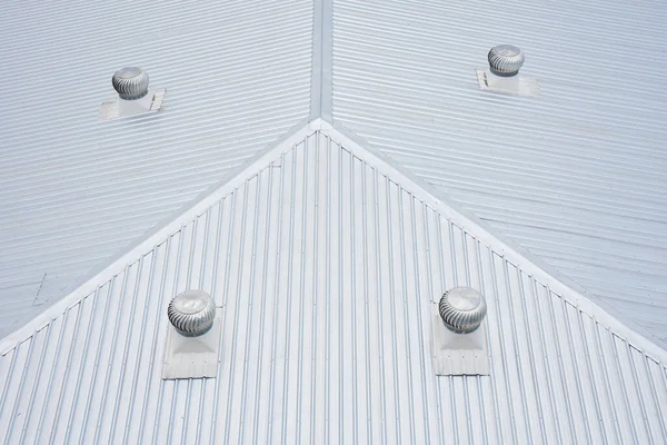 商业建筑中漂亮的灰色金属板屋顶 — 图库照片