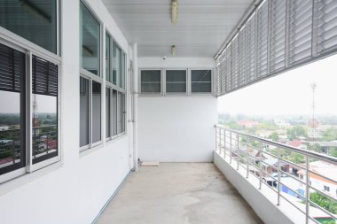 Balkonu olan binanın ön cephesi.