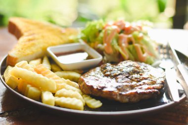 Biftek, domuz boynunu masaya koyup yemeye hazır olmak.