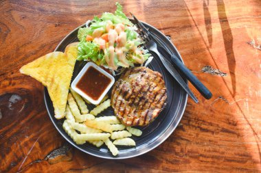 Biftek, domuz boynunu masaya koyup yemeye hazır olmak.