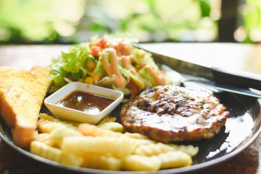 Biftek, domuz boynunu masaya koyup yemeye hazır olmak.