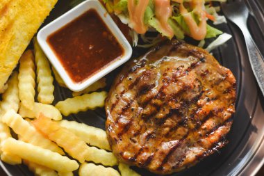 Biftek, domuz boynunu masaya koyup yemeye hazır olmak.