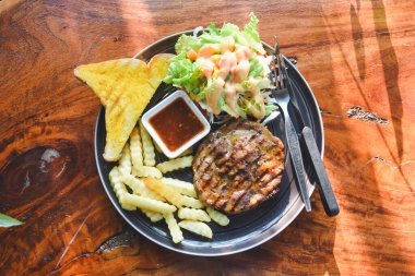 Biftek, domuz boynunu masaya koyup yemeye hazır olmak.