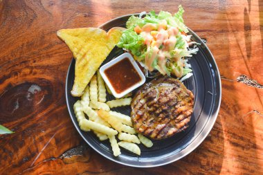 Biftek, domuz boynunu masaya koyup yemeye hazır olmak.