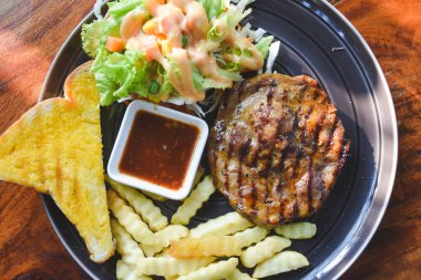 Biftek, domuz boynunu masaya koyup yemeye hazır olmak.