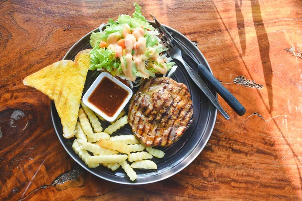 Biftek, domuz boynunu masaya koyup yemeye hazır olmak.