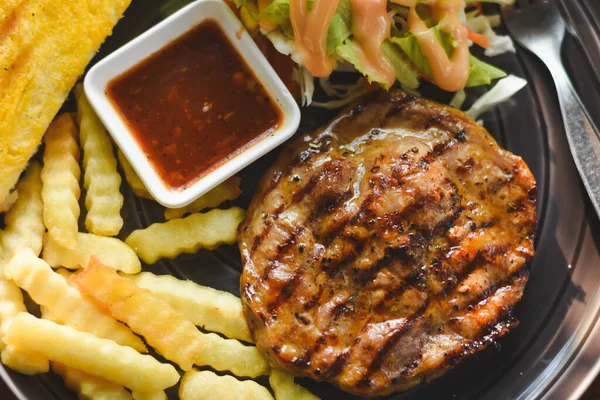 Biftek, domuz boynunu masaya koyup yemeye hazır olmak.