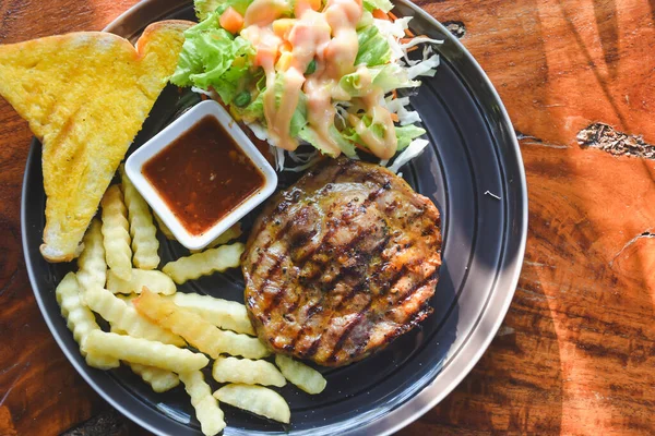 Biftek, domuz boynunu masaya koyup yemeye hazır olmak.