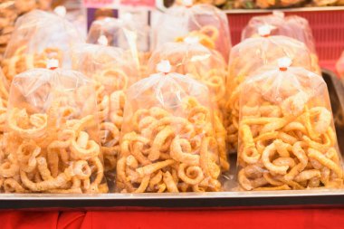 Domuz budu pazarda satılıyor.