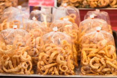 Domuz budu pazarda satılıyor.