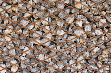 Demir kafeste taş bir zemin