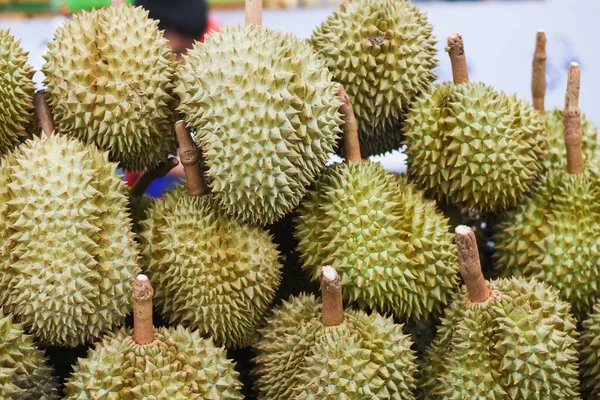 Tayland meyve pazarındaki alıcılara satılık Durian meyvesi Tayland 'ın meyve kralı olarak bilinir..