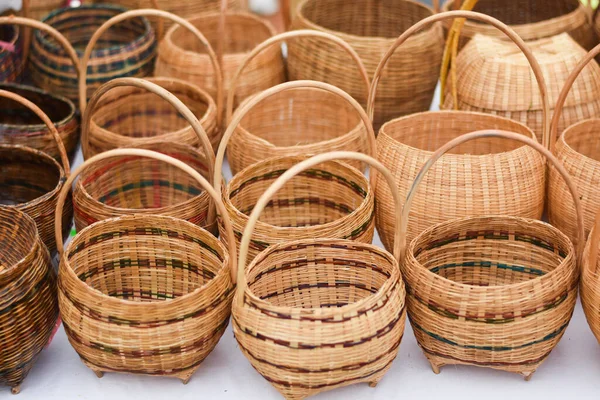 Bambu dokumak pazarda satılır..