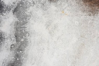 Çimento duvarının siyah ve beyaz dokusu durgun su tarafından şekillendirilmiş..