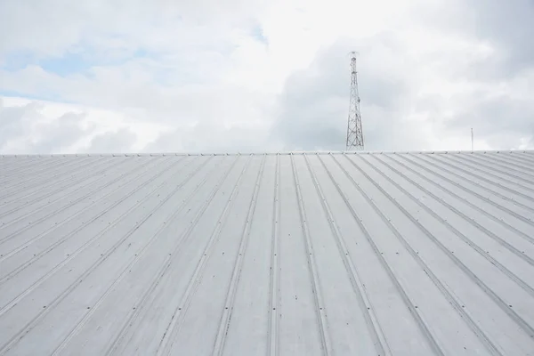 Mavi Gökyüzü Ile Ticari Inşaatta Metal Kaplama — Stok fotoğraf