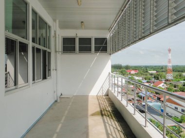 Balkonu olan binanın ön cephesi.