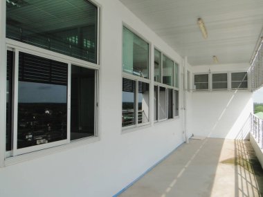 Balkonu olan binanın ön cephesi.