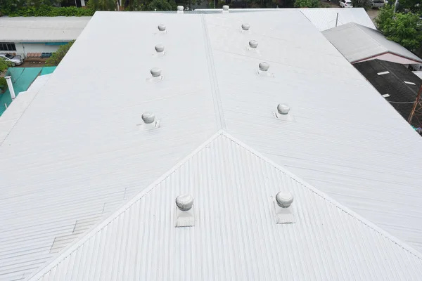 Beautiful Gray Metal Sheet Roof Commercial Construction — Stock Photo, Image