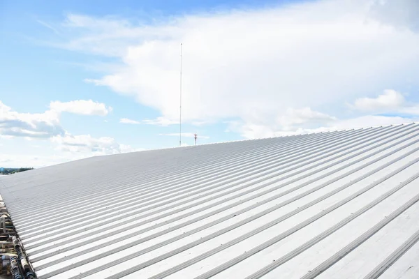 Copertura Lamiera Metallica Costruzione Commerciale Con Cielo Blu — Foto Stock