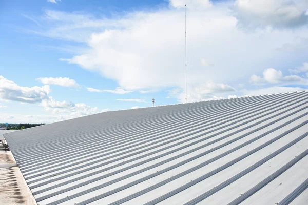 Telhados Chapa Metal Construção Comercial Com Céu Azul — Fotografia de Stock