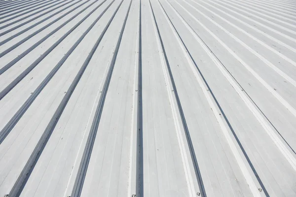 商業建設中の美しい灰色の金属板屋根 — ストック写真