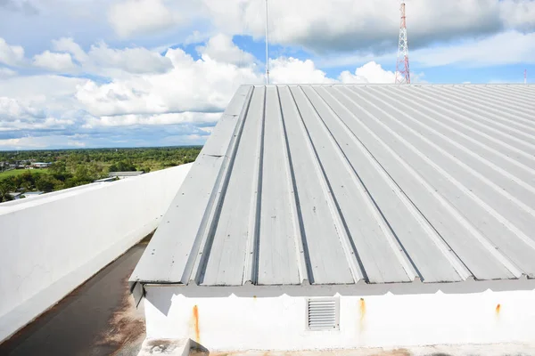 Blechdächer Auf Gewerbebau Mit Blauem Himmel — Stockfoto