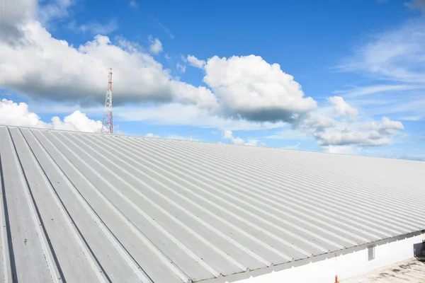 Telhados Chapa Metal Construção Comercial Com Céu Azul — Fotografia de Stock