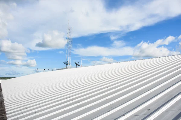 Copertura Lamiera Metallica Costruzione Commerciale Con Cielo Blu — Foto Stock