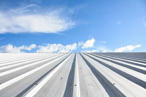 蓝天商业建筑的金属板屋面 — 图库照片