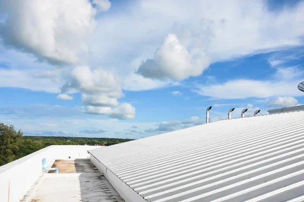 Techos Chapa Metal Construcción Comercial Con Cielo Azul —  Fotos de Stock