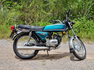 Songkhla, Tayland, 10 Ekim 2021 - Kawasaki GTO Mach-4 Çakıl yolu üzerindeki mavi renk.