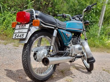 Songkhla, Tayland, 10 Ekim 2021 - Kawasaki GTO Mach-4 Çakıl yolu üzerindeki mavi renk.