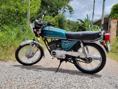 Songkhla, Tayland, 10 Ekim 2021 - Kawasaki GTO Mach-4 Çakıl yolu üzerindeki mavi renk.