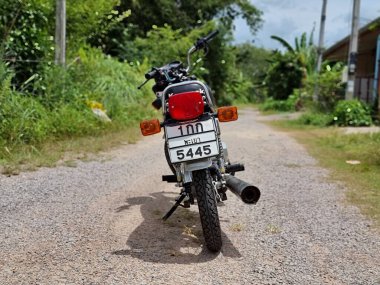 Songkhla, Tayland, 10 Ekim 2021 - Kawasaki GTO Mach-4 Çakıl yolu üzerindeki mavi renk.