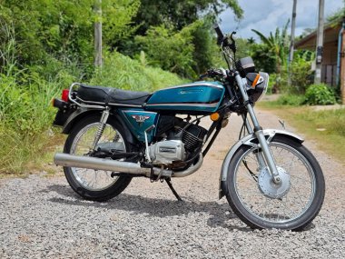 Songkhla, Tayland, 10 Ekim 2021 - Kawasaki GTO Mach-4 Çakıl yolu üzerindeki mavi renk.