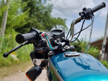 Songkhla, Tayland, 10 Ekim 2021 - Kawasaki GTO Mach-4 Çakıl yolu üzerindeki mavi renk.