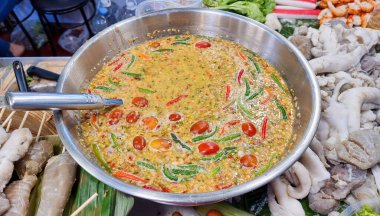 Deniz ürünleri sosu büyük bir alüminyum kabın içinde, tadı baharatlı, ekşi, tatlı, tuzlu