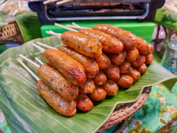 Espetos Salsicha Grelhados Fogo São Colocados Folhas Banana Verde — Fotografia de Stock