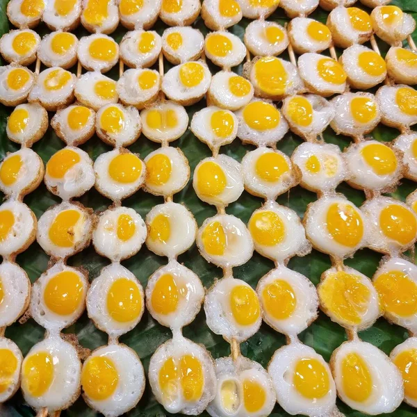 Espetos Ovos Codorna Fritos São Colocados Folhas Banana Mercado Tailândia — Fotografia de Stock