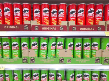 Sadao - Tayland. 29 Eylül 2021 'de süpermarketteki bir rafta bir sürü Pringle paketi vardı. Patates cipsi..