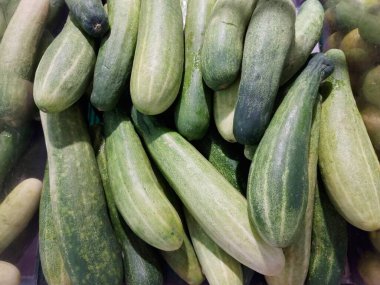 Salatalık bir sebzedir. Yemek ve şifalı otlar için