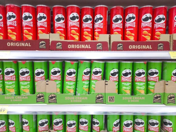 Sadao - Tayland. 29 Eylül 2021 'de süpermarketteki bir rafta bir sürü Pringle paketi vardı. Patates cipsi..