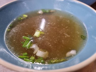 Bardakta yağlı, sade ve sağlıklı tavuk çorbası. Sağlıklı beslenme kavramı