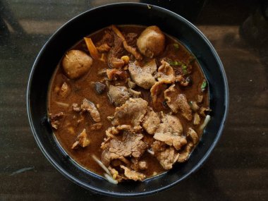 Konserve sığır filetosu, kalınlaştırılmış et ve köfte çorbası. nesnenin bir noktasına odaklan