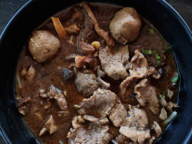 Konserve sığır filetosu ve bir fincanda kalınlaşmış çorba. nesnenin bir noktasına odaklan