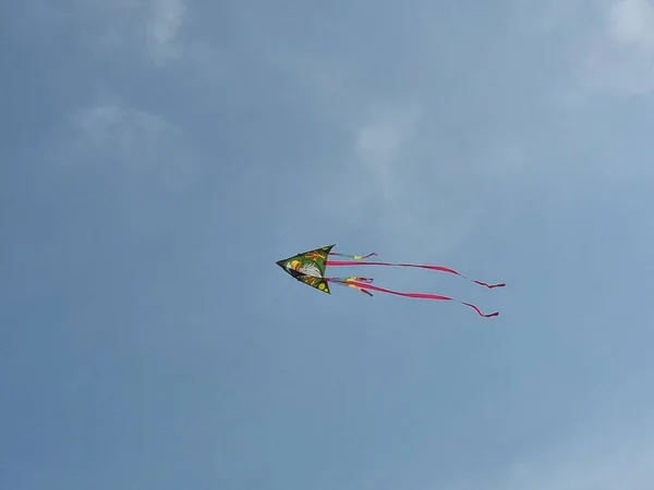 Drachen Fliegen Himmel Mit Dem Wind Strand Keine Bearbeitung — Stockfoto