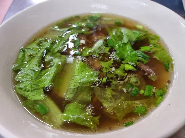 Klare Suppe Aus Hühnerknochen Einer Weißen Tasse Mit Wenig Vegetables — Stockfoto