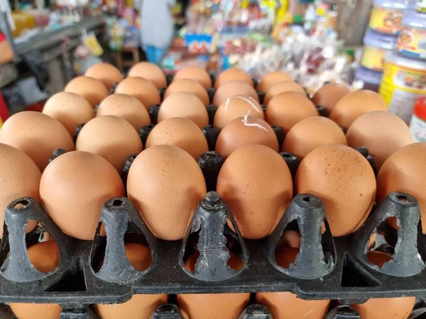 在市场摊位上出售的鸡蛋 在市场摊位出售的盘子里堆放着几层新鲜的鸡蛋 厨房里堆放着一堆褐色纸片的鸡蛋 用于烹调 — 图库照片
