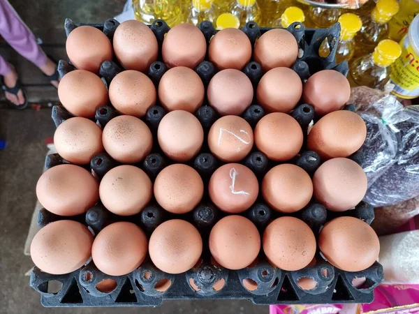 Eieren Koop Een Marktkraam Verpakt Lagen Verse Kippeneieren Het Dienblad — Stockfoto